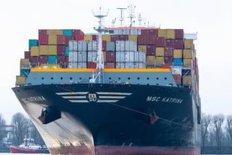 Ein Containerschiff am Hamburger Hafen (Symbolbild): Aus dem Ausland gehen beim Maschinenbau im Moment 78 Prozent mehr Bestellungen ein als zuvor.