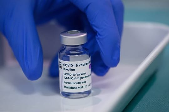 Corona-Impfstoff: Vaxzevria wird für Menschen unter 60 Jahren nicht mehr empfohlen.