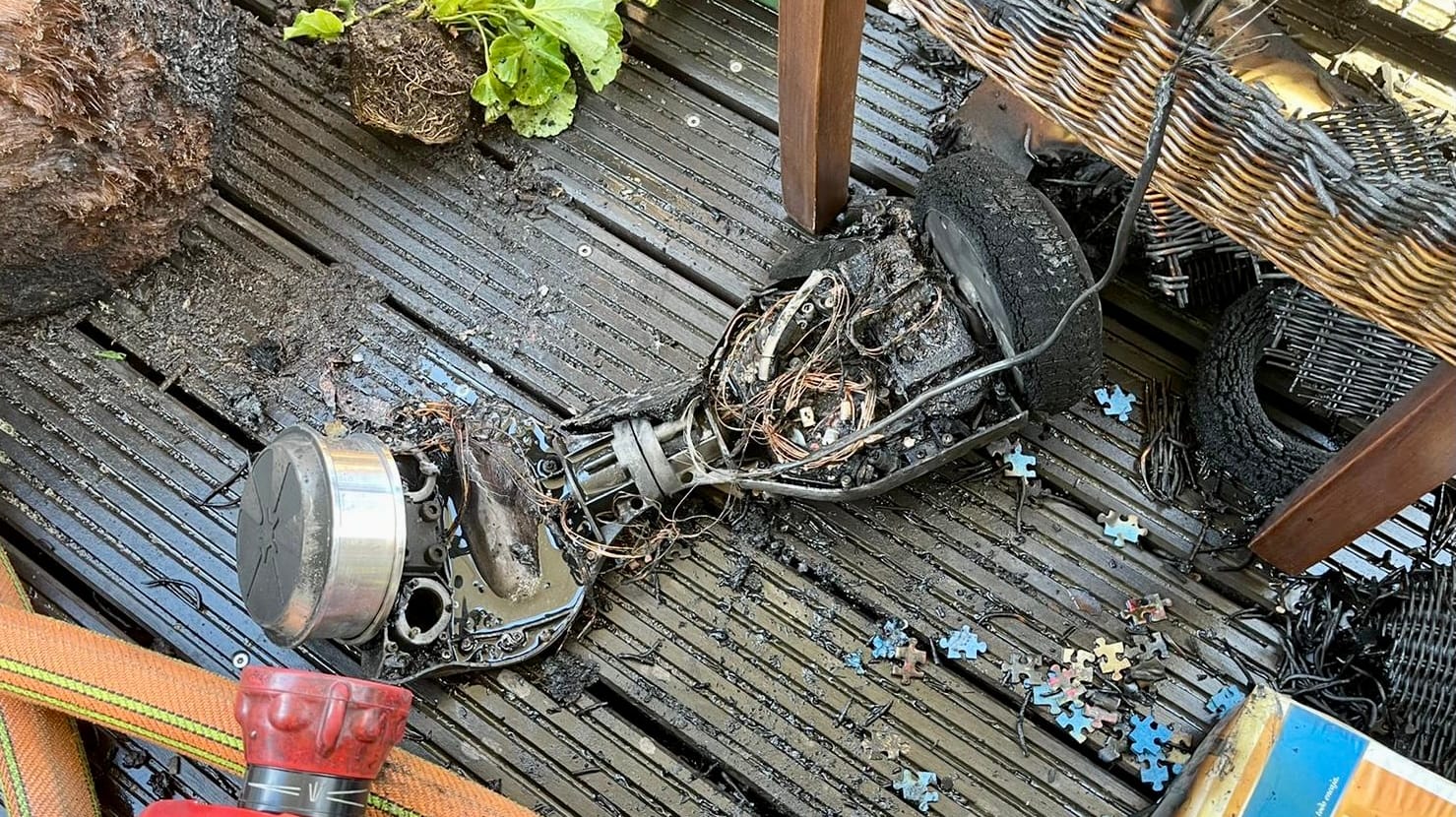 Die Überreste des Hoverboards: Die Feuerwehr brachte das Gerät auf den Balkon. Die Überreste des Hoverboards: Die Feuerwehr brachte das Gerät auf den Balkon.