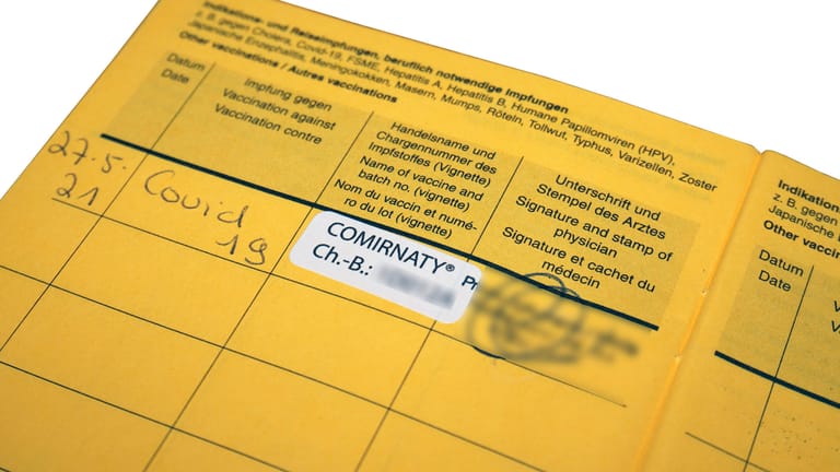 Deutscher Impfpass mit Sticker für Covid-Impfung: Betrüger versuchten, mit gefälschten Zertifikaten Geld zu verdienen.