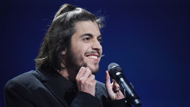 Salvador Sobral singt so persönlich wie nie auf seinem neuen Album. Salvador Sobral singt so persönlich wie nie auf seinem neuen Album.