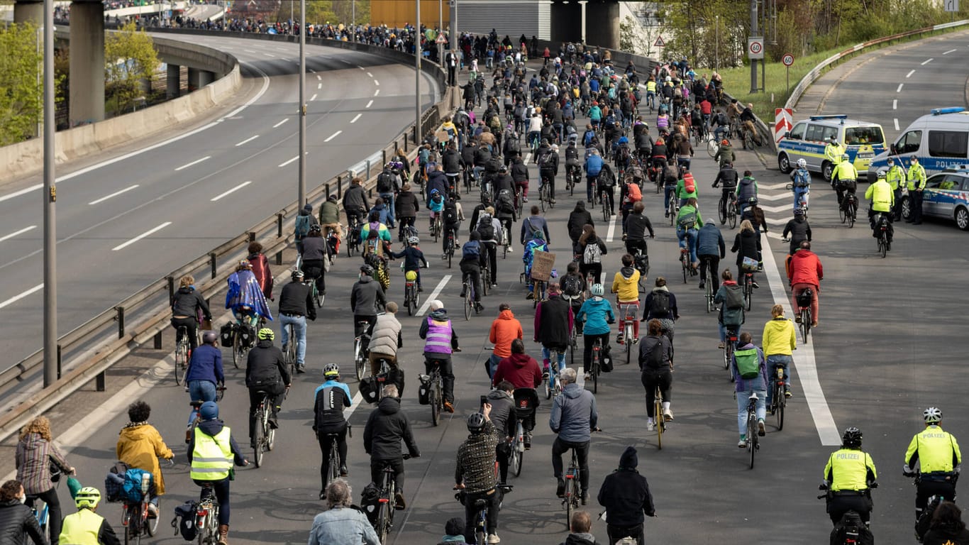Eine Fahrraddemonstration auf einer Autobahn (Symbolbild): Die geplante Veranstaltung am Samstag in Wolfsburg darf nicht stattfinden.