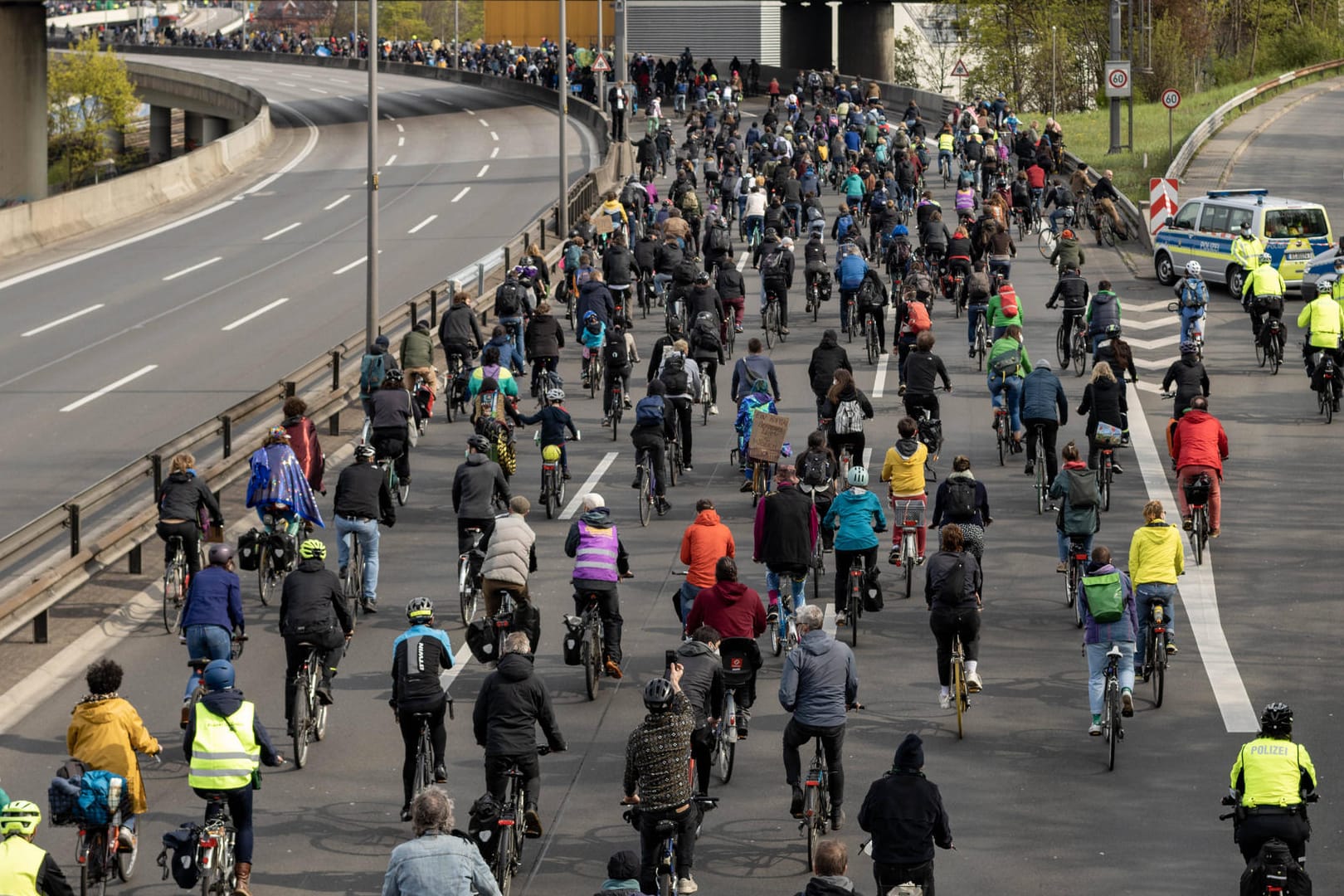 Eine Fahrraddemonstration auf einer Autobahn (Symbolbild): Die geplante Veranstaltung am Samstag in Wolfsburg darf nicht stattfinden.