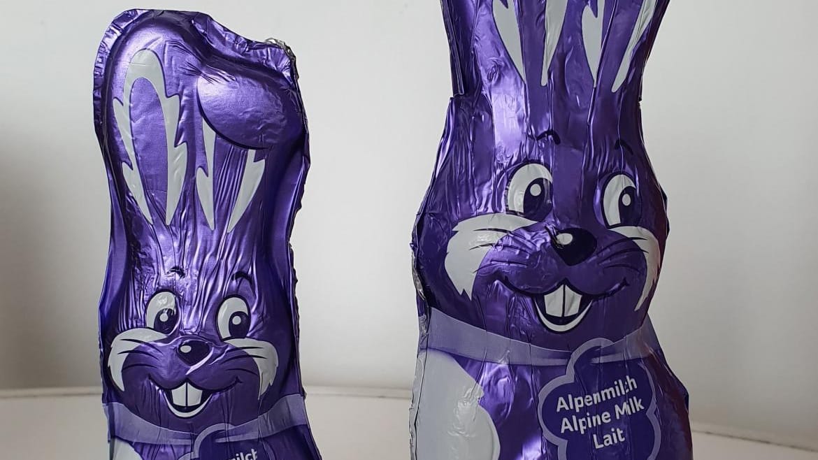 Milka Schoko-Osterhasen: Sie sind in eine eingefärbte Aluminiumfolie gehüllt.