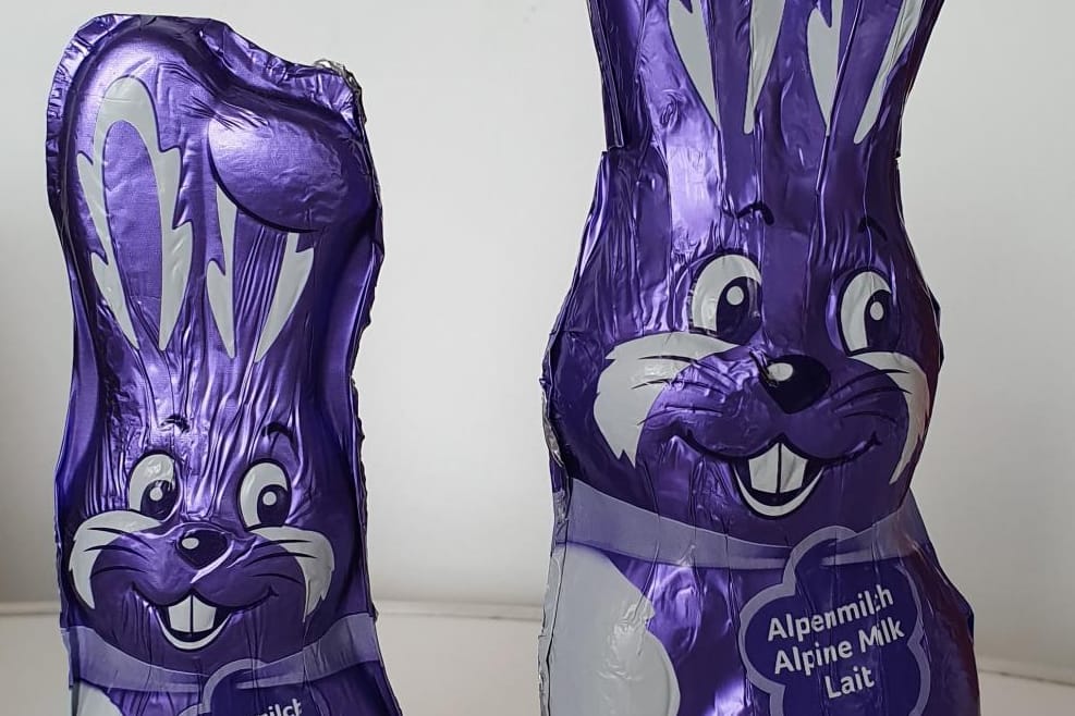 Milka Schoko-Osterhasen: Sie sind in eine eingefärbte Aluminiumfolie gehüllt.