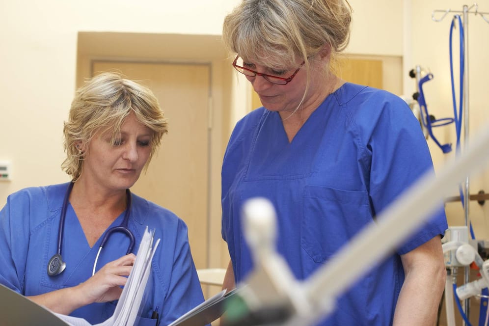 Zwei Krankenschwestern in einem Berliner Krankenhaus: Mit der Pflegereform sollen sich die Löhne des Pflegepersonals verbessern.