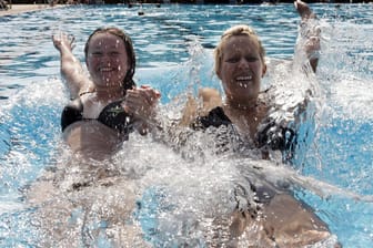 Studentinnen planschen im Becken des Taubertsbergbad in Mainz