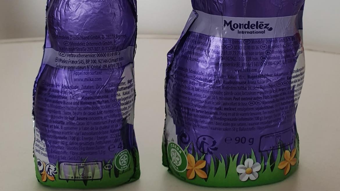 Milka Schoko-Osterhasen: Die Zutatenliste wurde bisher in lilafarbener Schrift auf etwas hellerem, lilafarbenem Grund angegeben.