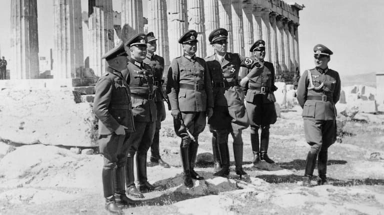 Deutsche Offiziere, darunter Generalfeldmarschall Walther von Brauchitsch (m.), vor der Akropolis: Im Zweiten Weltkrieg eroberte die Wehrmacht Griechenland.