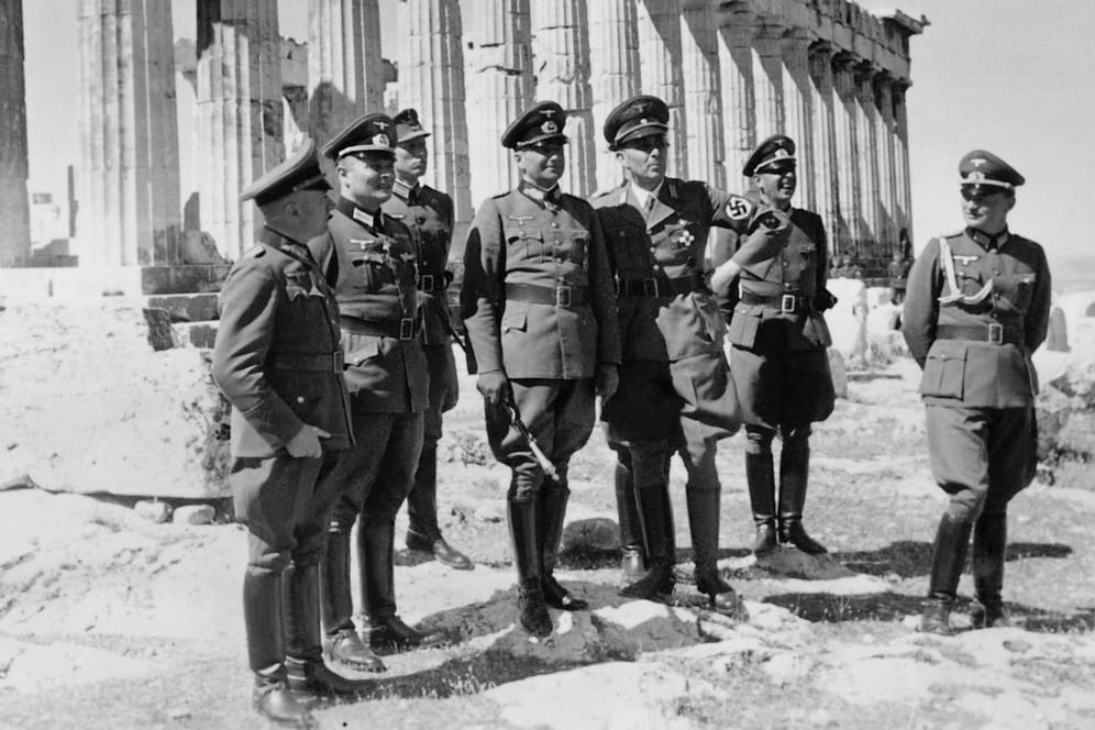 Deutsche Offiziere, darunter Generalfeldmarschall Walther von Brauchitsch (m.), vor der Akropolis: Im Zweiten Weltkrieg eroberte die Wehrmacht Griechenland.