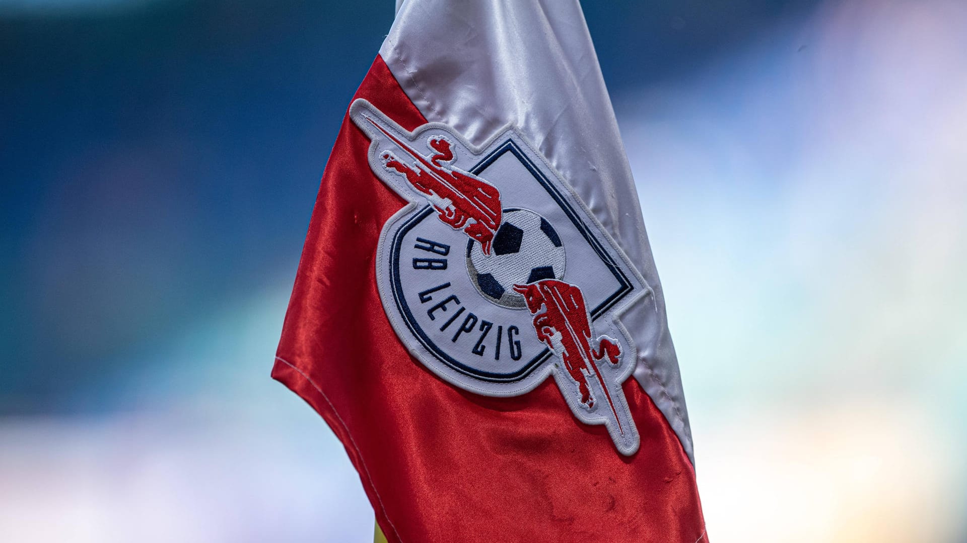 Eine Eckfahne mit dem Logo von RB Leipzig (Symbolbild): Der Klub konnte viele neue Fans auf seinen Social-Media-Kanälen gewinnen. Eine Eckfahne mit dem Logo von RB Leipzig (Symbolbild): Der Klub konnte viele neue Fans auf seinen Social-Media-Kanälen gewinnen.