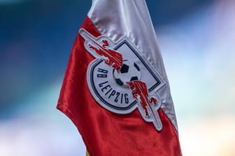 Eine Eckfahne mit dem Logo von RB Leipzig (Symbolbild): Der Klub konnte viele neue Fans auf seinen Social-Media-Kanälen gewinnen.