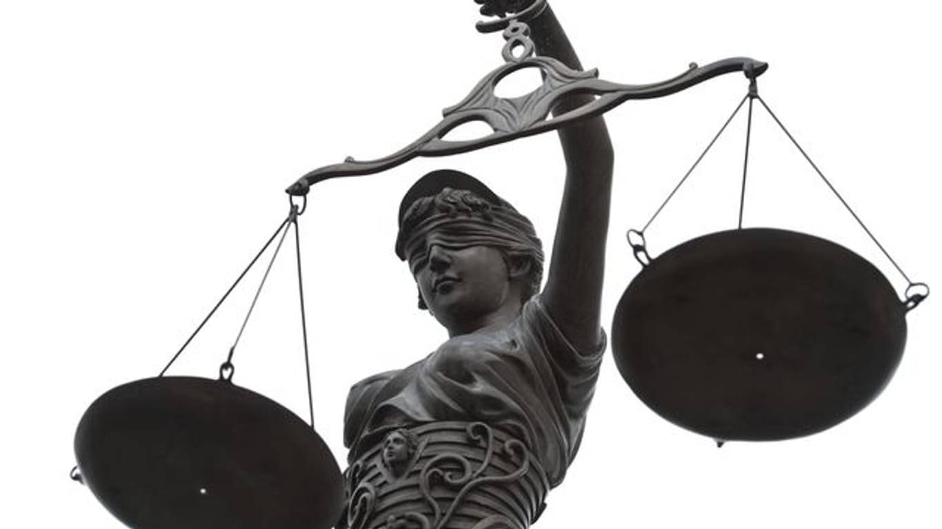Eine Statue der Justitia mit einer Waage in ihrer Hand (Symbolbild): Noch ist nicht klar, ob der Fahrer zur Tatzeit schuldfähig war.