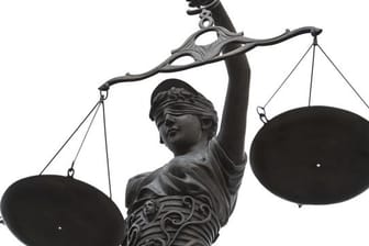 Eine Statue der Justitia mit einer Waage in ihrer Hand (Symbolbild): Noch ist nicht klar, ob der Fahrer zur Tatzeit schuldfähig war.