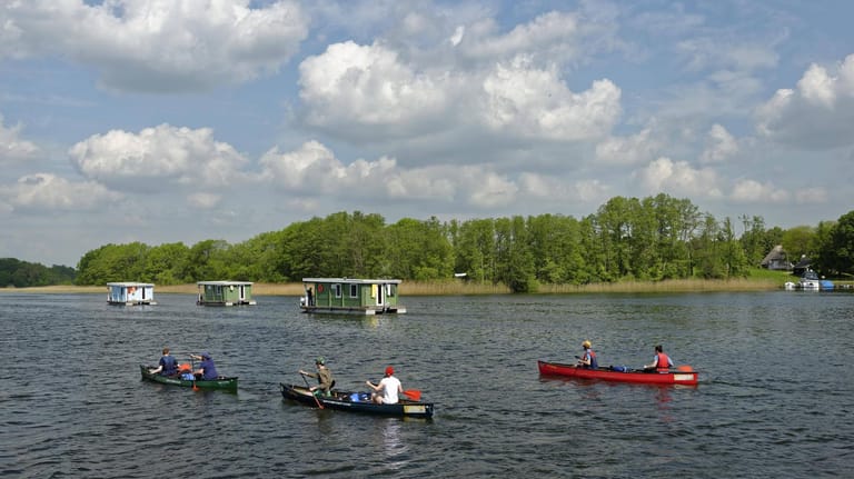 Hausboote auf dem Vilzsee: Hier kann jedermann einfach losschippern.