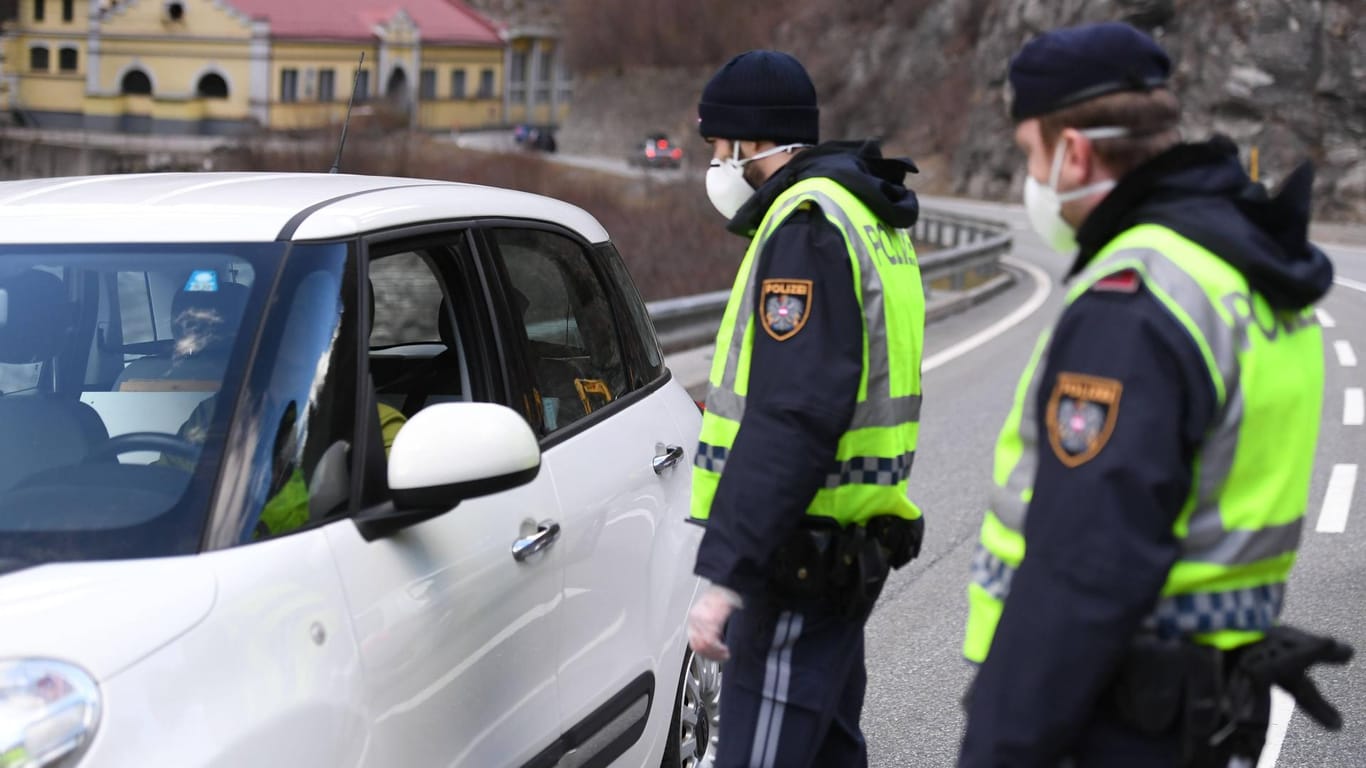 Polizeikontrolle in Ischgl im März 2020: Einreisende wurden auf die drohende Quarantäne hingewiesen.