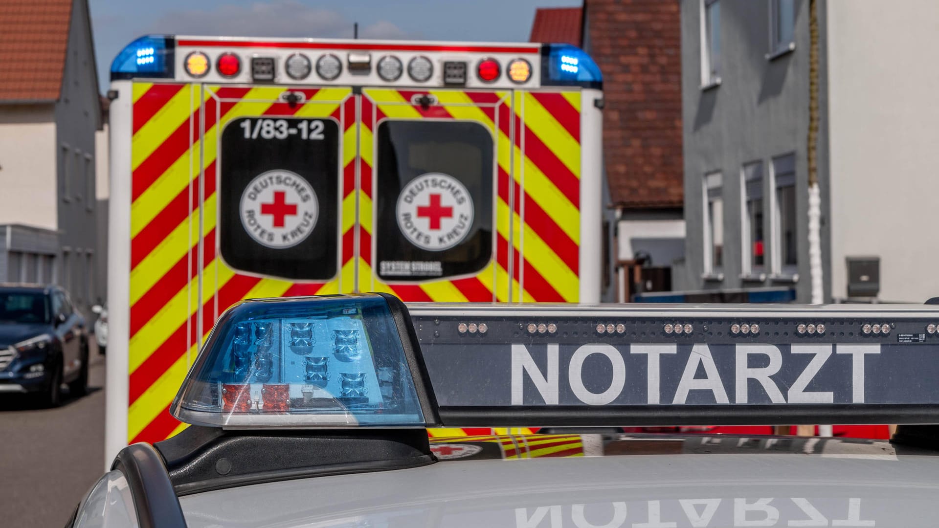 Ein Rettungswagen und Notarztfahrzeug (Symbobild): Der Radfahrer musste ambulant in einem Krankenhaus behandelt werden. Ein Rettungswagen und Notarztfahrzeug (Symbobild): Der Radfahrer musste ambulant in einem Krankenhaus behandelt werden.
