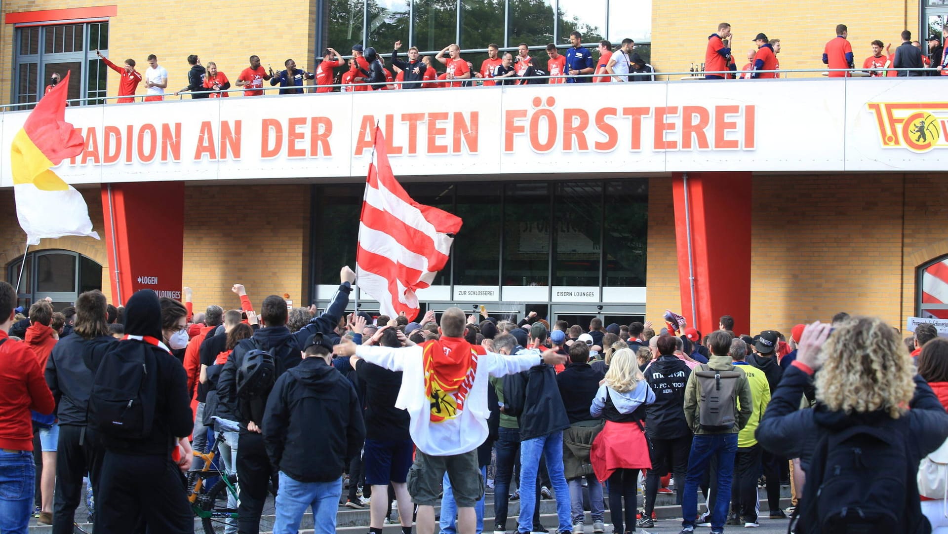 Fanparty mit Nachspiel: Nachdem Tausende Anhänger von Union Berlin ohne Abstand den Einzug in die Conference League gefeiert hatte, ermittelt jetzt die Polizei. Fanparty mit Nachspiel: Nachdem Tausende Anhänger von Union Berlin ohne Abstand den Einzug in die Conference League gefeiert hatte, ermittelt jetzt die Polizei.