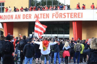 Fanparty mit Nachspiel: Nachdem Tausende Anhänger von Union Berlin ohne Abstand den Einzug in die Conference League gefeiert hatte, ermittelt jetzt die Polizei.