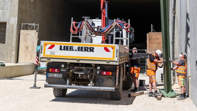 Ersten Oberleitungsmast im gesamten Projekt Stuttgart 21 Ersten Oberleitungsmast im gesamten Projekt Stuttgart 21