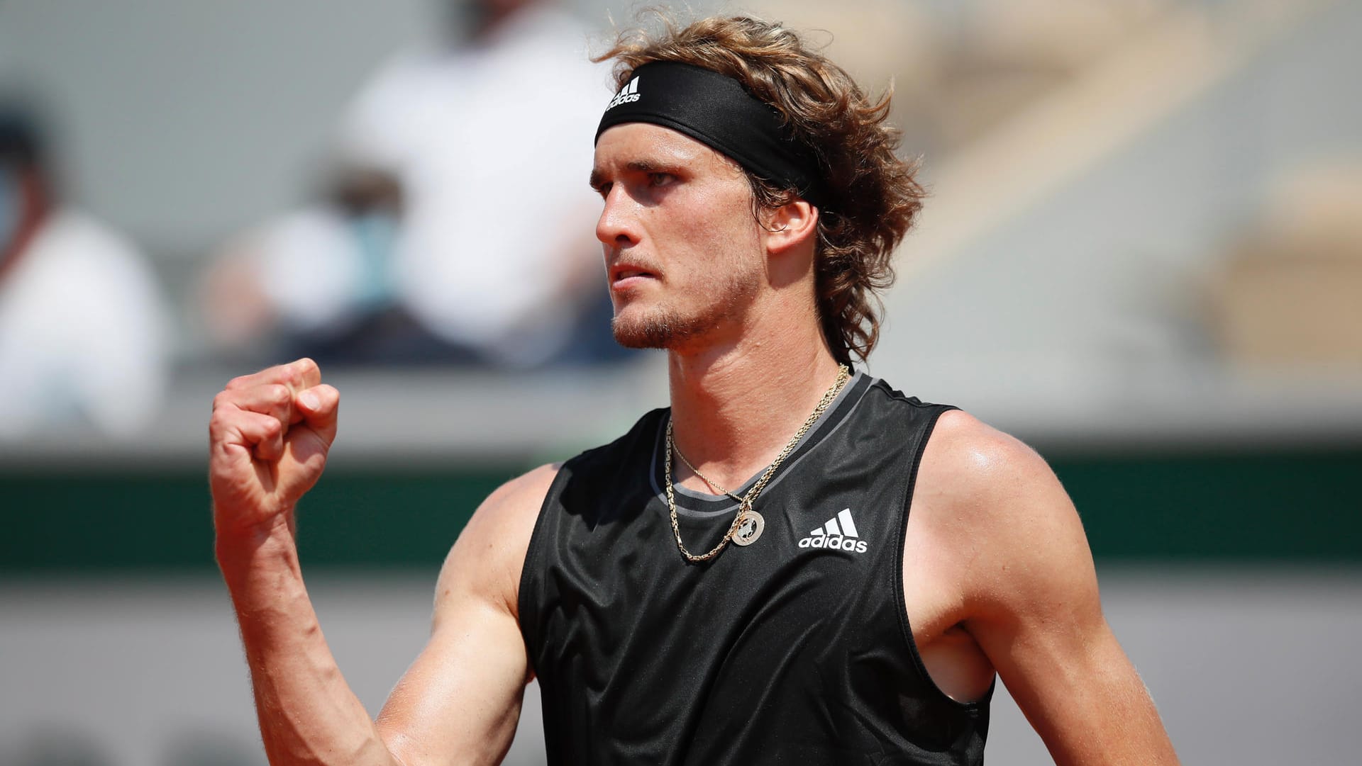 Alexander Zverev: Der deutsche Tennisprofi setzte sich in der zweiten Runde der French Open gegen den Russen Roman Safiullin in drei Sätzen durch.