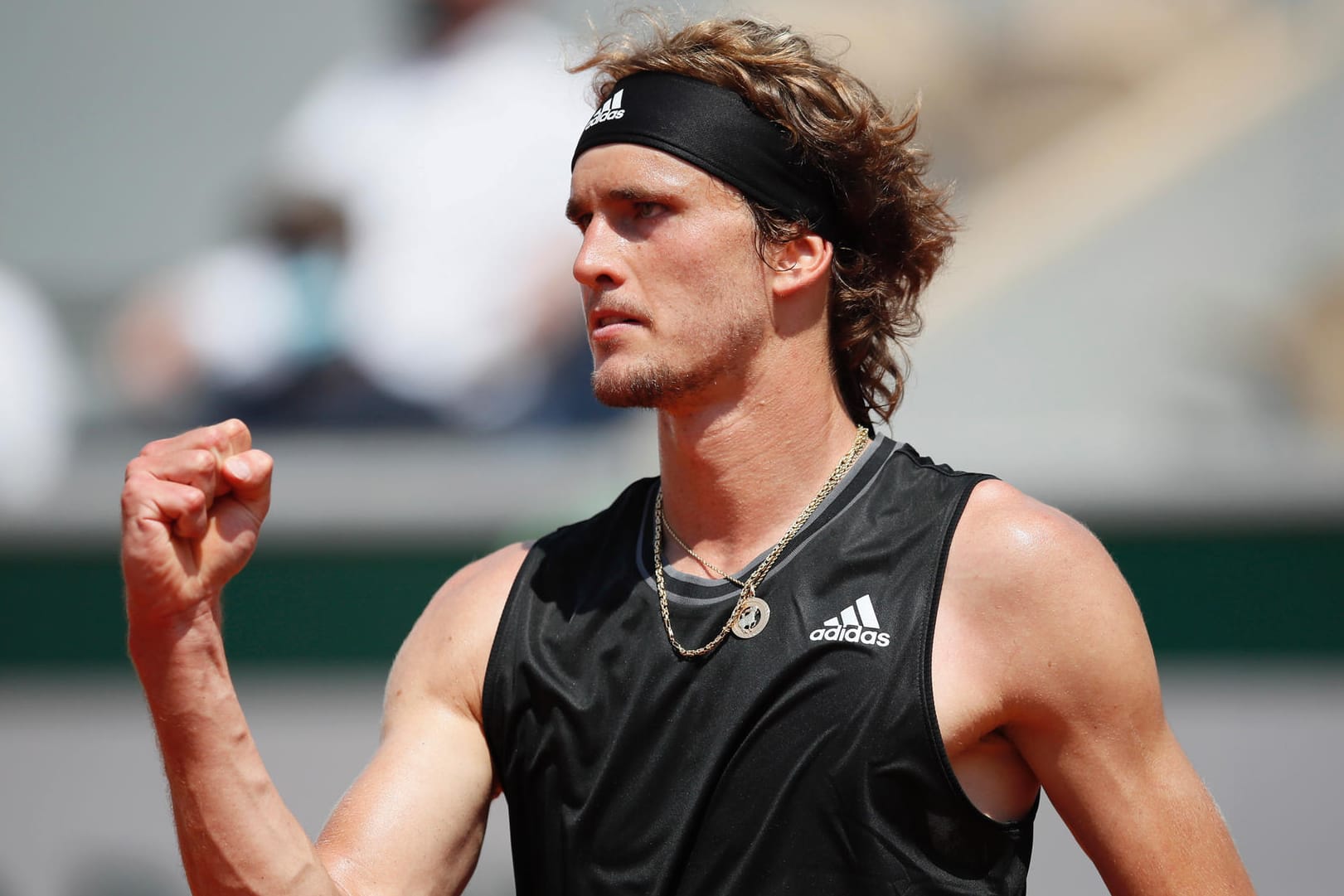 Alexander Zverev: Der deutsche Tennisprofi setzte sich in der zweiten Runde der French Open gegen den Russen Roman Safiullin in drei Sätzen durch.