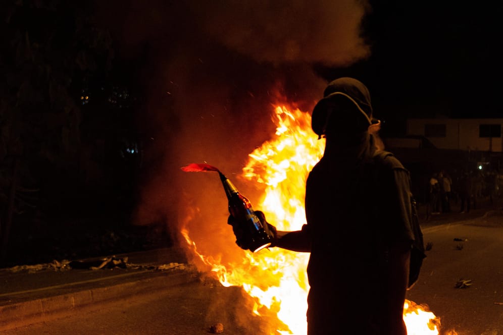 Demonstrant mit Molotov-Cocktail in Medellin: Die Bilanz der gewaltsamen Protestwelle in Kolumbien ist erschütternd.