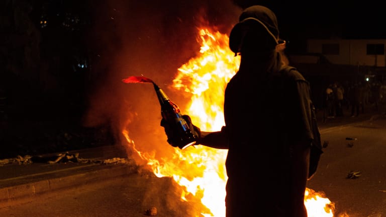 Demonstrant mit Molotov-Cocktail in Medellin: Die Bilanz der gewaltsamen Protestwelle in Kolumbien ist erschütternd.