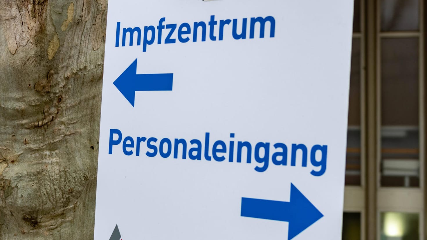 Ein Schild weist den Weg zum Corona-Impfzentrum in der Schwarzwaldhalle (Archivbild): In Karlsruhe können Über-60-Jährige einen Termin zur Impfung per Mail vereinbaren.