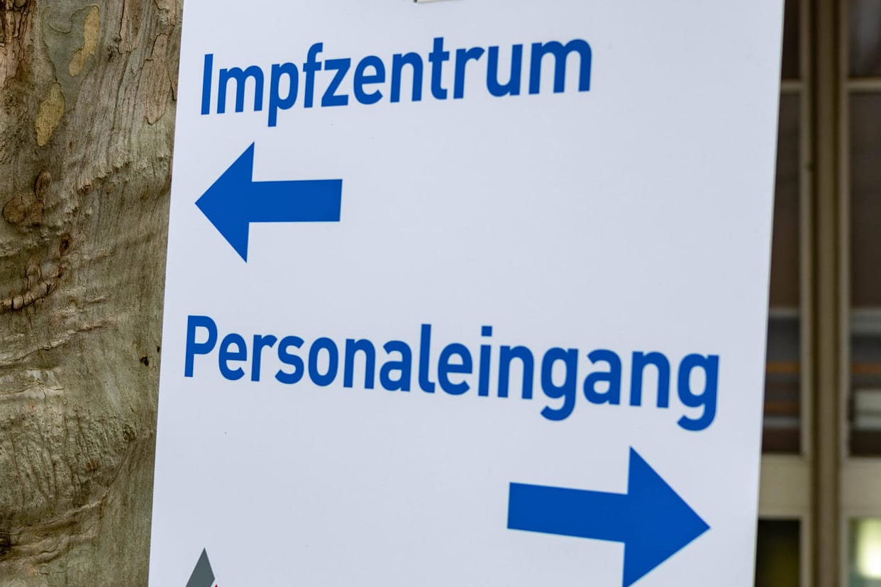 Ein Schild weist den Weg zum Corona-Impfzentrum in der Schwarzwaldhalle (Archivbild): In Karlsruhe können Über-60-Jährige einen Termin zur Impfung per Mail vereinbaren.