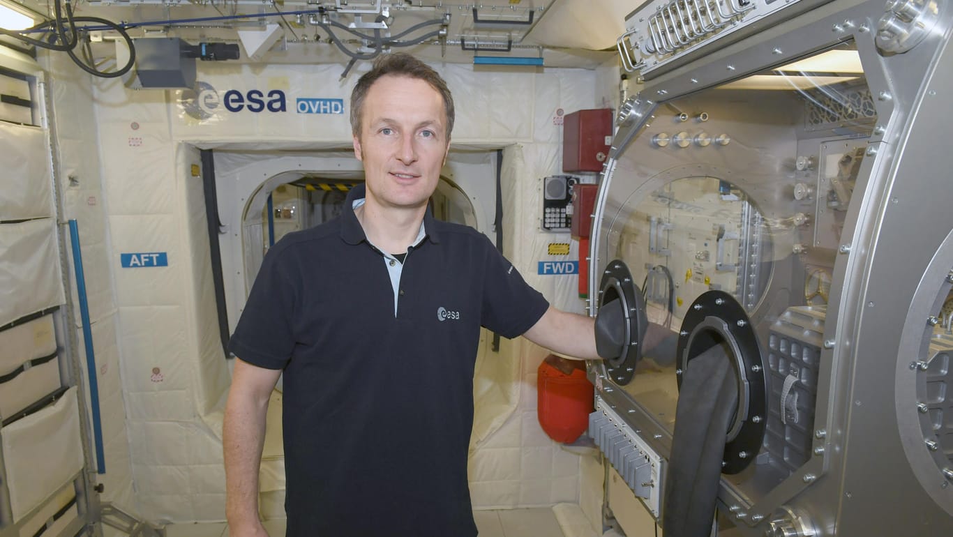Der Astronaut Matthias Maurer steht in einem Trainingsmodul im Europäischen Astronautenzentrum: Er ist der älteste Deutsche, der jemals zur einer Erstmission ins All geflogen ist.
