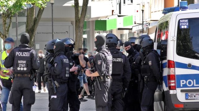 Polizisten bei einer Razzia gegen Impfpass-Fälscher in Solingen Polizisten bei einer Razzia gegen Impfpass-Fälscher in Solingen