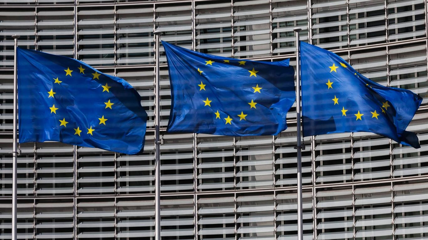 Flaggen der EU vor der Kommission (Symbolbild): Die EU setzt ihre Schuldenregeln auch 2022 aus.