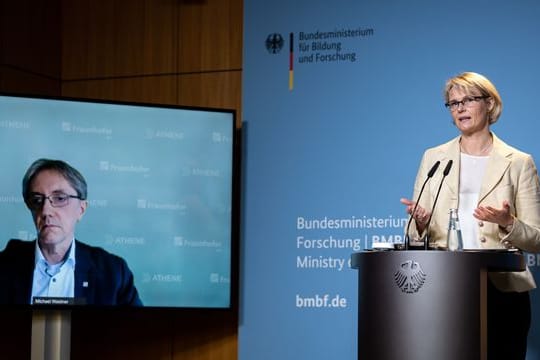 Bundesforschungsmininsterin Anja Karliczek verwies auf die Bedrohungen aus dem Cyberraum, den Menschen, Unternehmen und Organisationen in Deutschland im Alltag ausgesetzt seien.