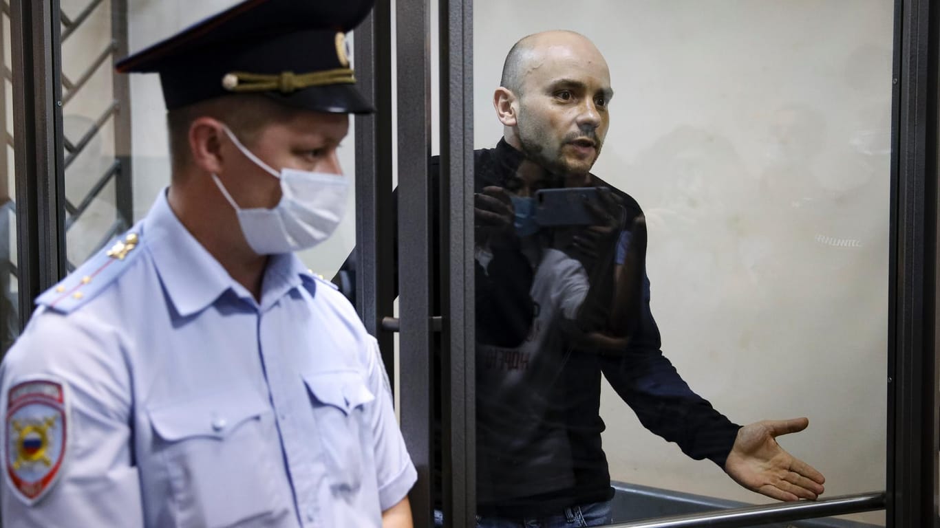 Andrej Piwowarow vor Gericht im russischen Krasnodar: Der Kremlkritiker wurde zu zwei Monaten Untersuchungshaft verurteilt.