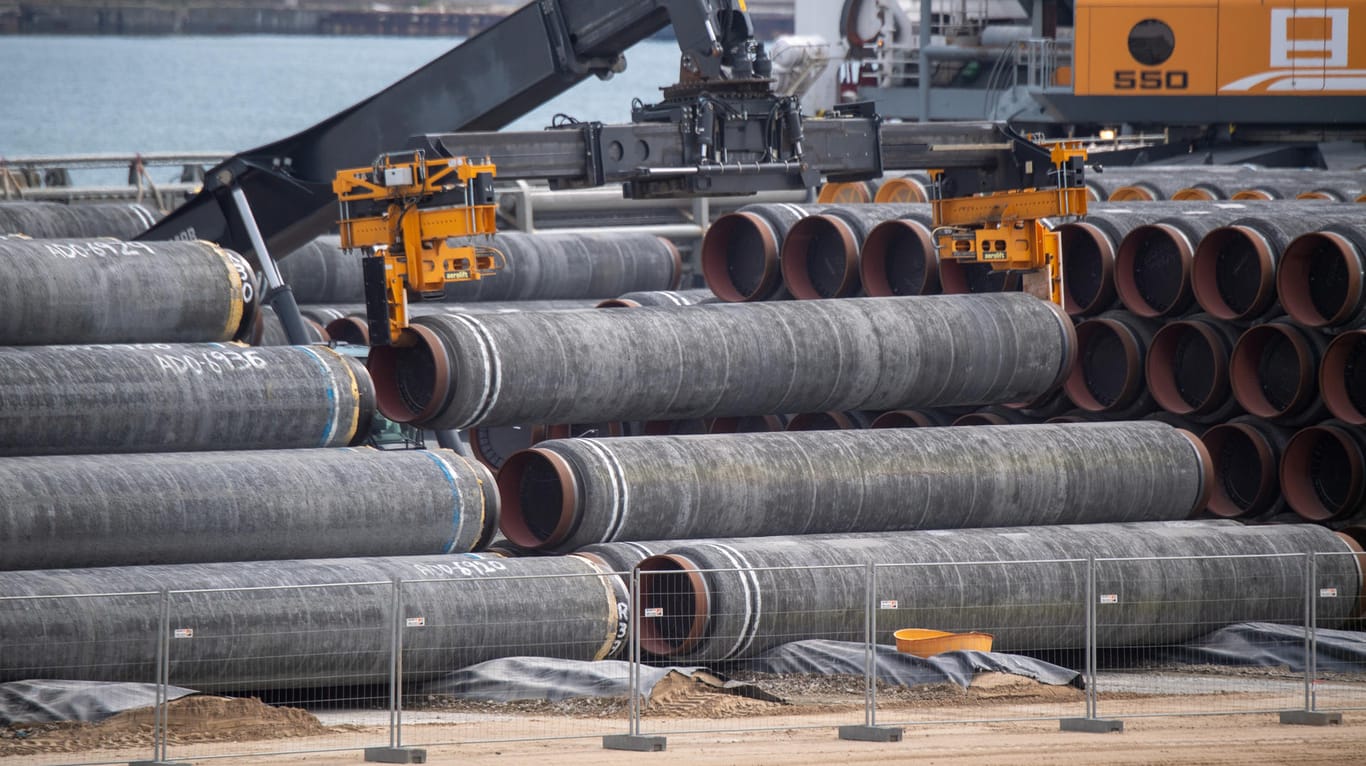 Rohre für die Ostsee-Gaspipeline Nord Stream 2 werden auf dem Gelände des Hafen Mukran auf ein Schiff verladen: Die Pipeline steht offenbar kurz vor einem ersten Betriebstest.