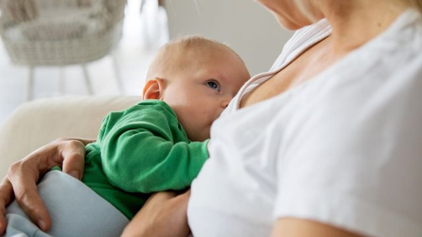 Babys genügt in den ersten Monaten die mütterliche Brust als Trinkquelle.