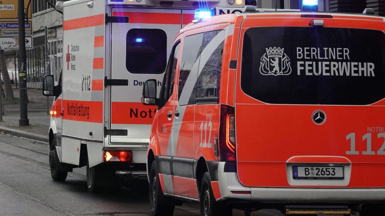 Ein Notarztwagen und ein Fahrzeug der Berliner Feuerwehr (Symbolbild): Die Ermittlungen zu dem Vorfall dauern an.