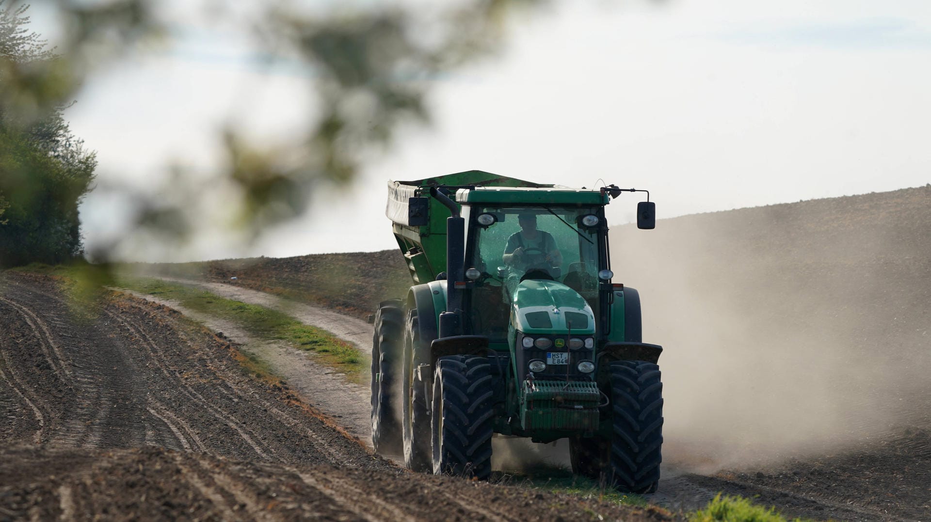 Ein Traktor auf einem Feld: In Aalen in Baden-Würtemberg wurde ein 87-Jähriger durch einen sogenannten Muldenkipper tödlich verletzt (Symbolfoto). Ein Traktor auf einem Feld: In Aalen in Baden-Würtemberg wurde ein 87-Jähriger durch einen sogenannten Muldenkipper tödlich verletzt (Symbolfoto).
