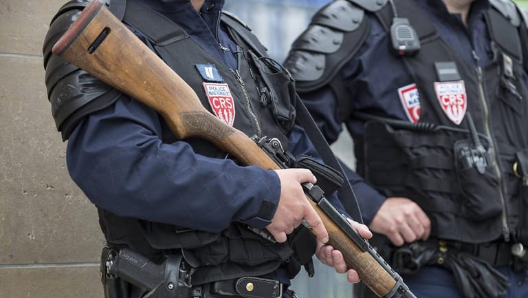 Polizisten in Frankreich (Symbolbild): Seit einer Verschärfung der Anti-Terror-Gesetze darf die französische Polizei schneller von der Schusswaffe Gebrauch machen.