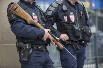 Polizisten in Frankreich (Symbolbild): Seit einer Verschärfung der Anti-Terror-Gesetze darf die französische Polizei schneller von der Schusswaffe Gebrauch machen.