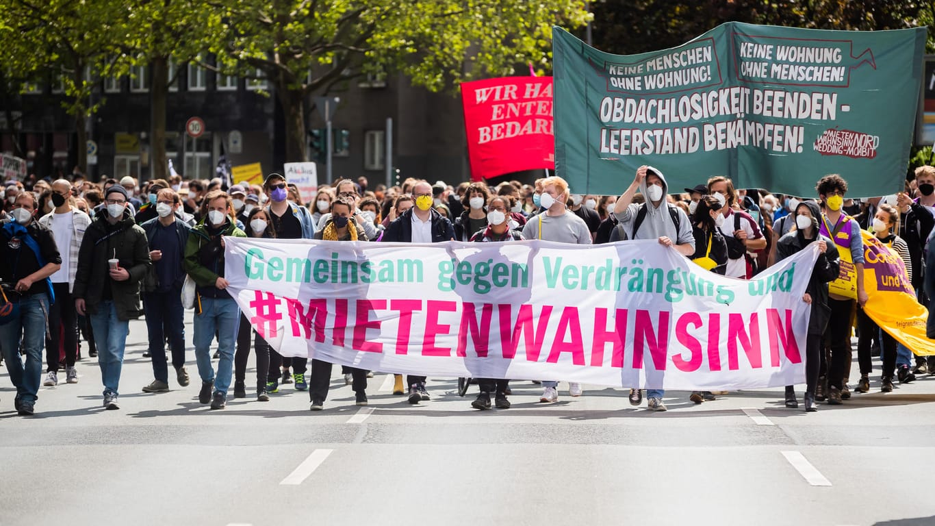 Demonstration "Gegen den Mietenwahnsinn" in Berlin (Archivbild): Nach dem Aus des Berliner Mietendeckels soll nun eine Bundesratsinitiative helfen.