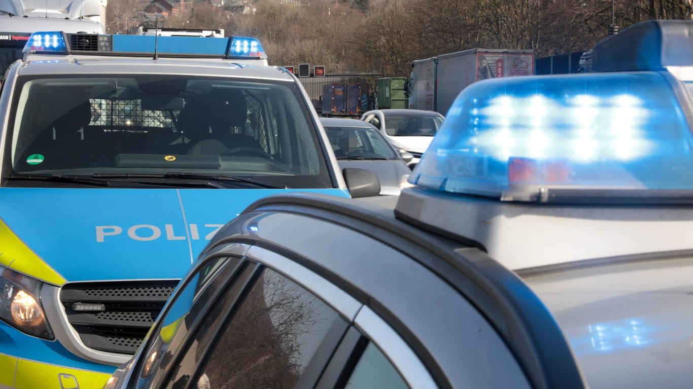 Mehrere Streifenwagen fahren mit Blaulicht über die Autobahn (Symbolbild): Erst nach 80 Kilometern endete eine Verfolgungsfahrt mit einem Wohnmobil in Köln.