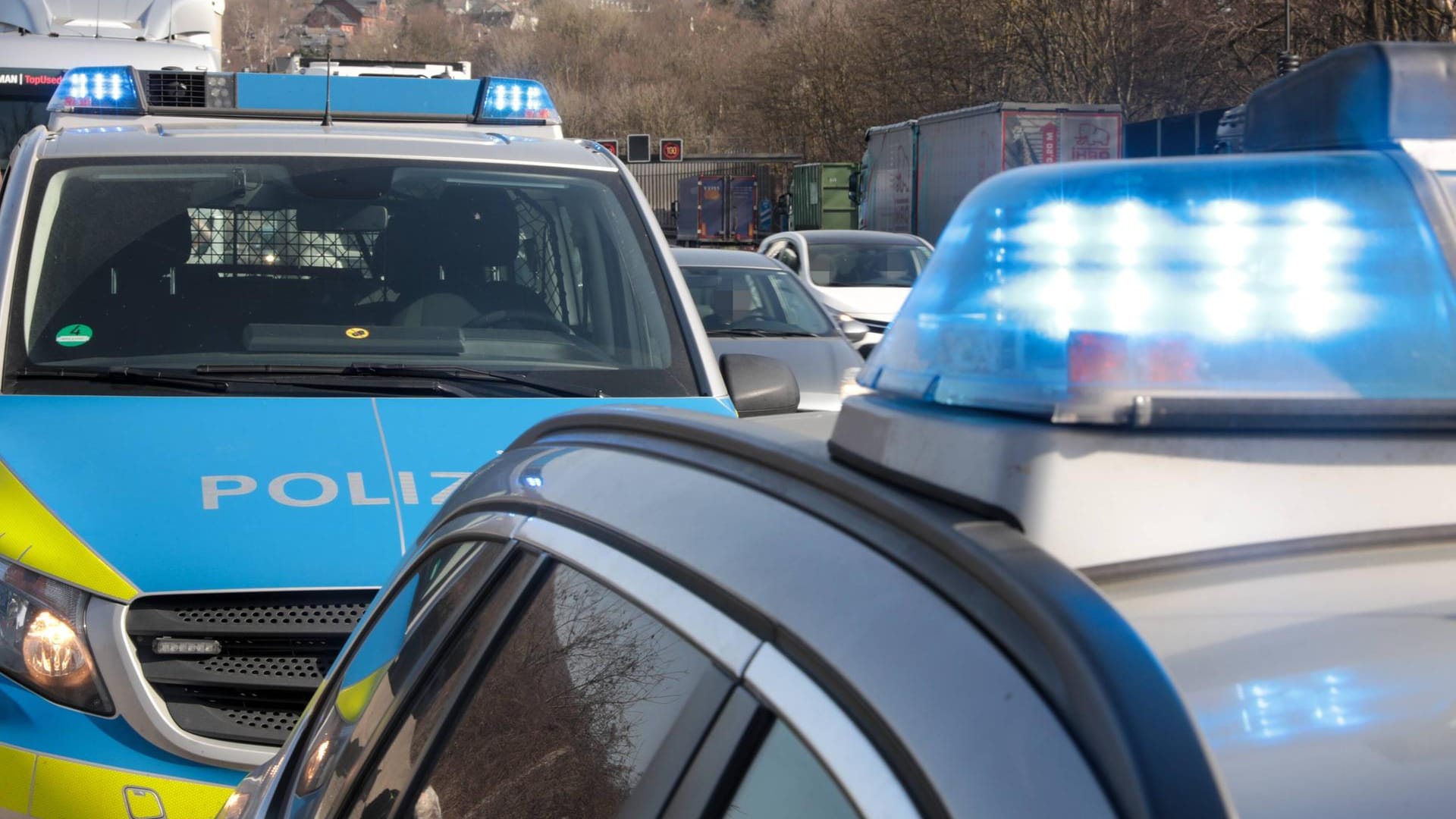 Mehrere Streifenwagen fahren mit Blaulicht über die Autobahn (Symbolbild): Erst nach 80 Kilometern endete eine Verfolgungsfahrt mit einem Wohnmobil in Köln. Mehrere Streifenwagen fahren mit Blaulicht über die Autobahn (Symbolbild): Erst nach 80 Kilometern endete eine Verfolgungsfahrt mit einem Wohnmobil in Köln.