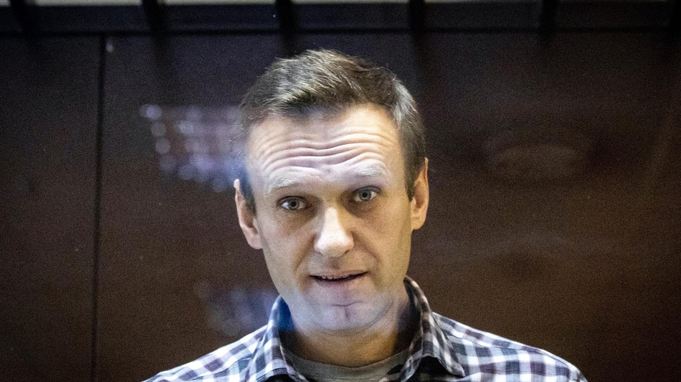 Alexej Nawalny bei einer Gerichtsverhandlung in Moskau im Februar: Der Oppositionelle befindet sich noch immer in Haft (Archivfoto).