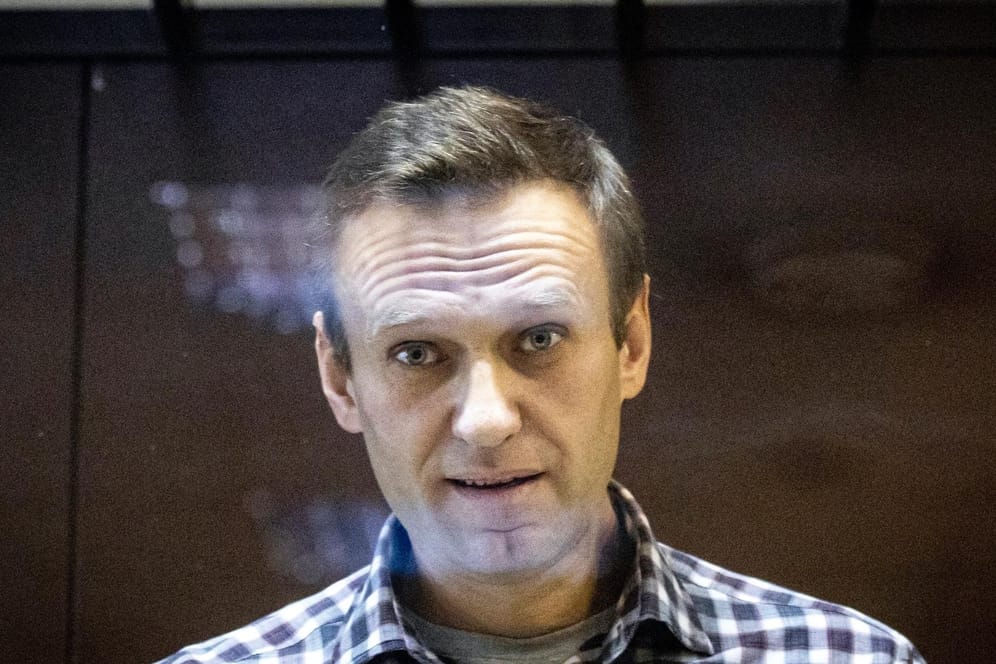Alexej Nawalny bei einer Gerichtsverhandlung in Moskau im Februar: Der Oppositionelle befindet sich noch immer in Haft (Archivfoto).