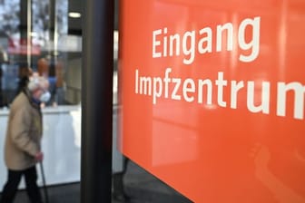 Ein Mann mit Gehhilfe geht im Kreisimpfzentrum in Ravensburg zu den Impfstraßen (Archivbild): In Baden-Württembergischen Impfzentren gibt es am Montag keine Priorisierung mehr.