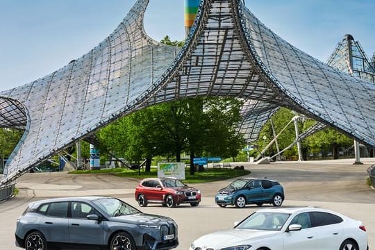 Elektrische Familienbande: Die zwei ganz neuen BMW iX (li.