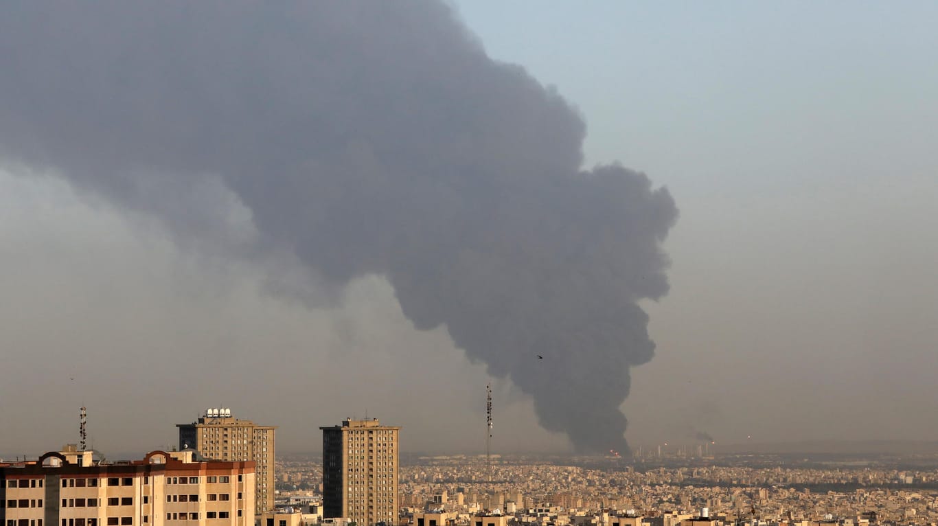 Schwarzer Rauch über der iranischen Hauptstadt: In Teherans wichtigster Ölaffinerie Schahid Tondgujan brennt es.