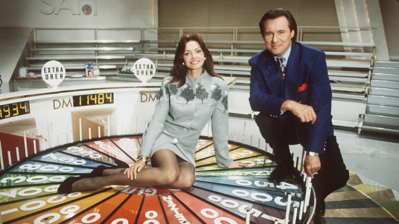 "Glücksrad"-Duo: Maren Gilzer posiert mit Peter Bond 1993 für die Sat.1-Gameshow.